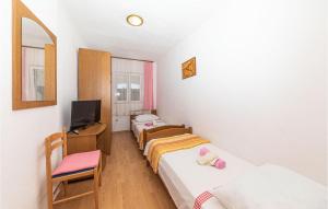 Zimmer mit 3 Betten und TV in der Unterkunft Stunning Home In Drvenik Mali With 2 Bedrooms And Wifi in Velike Kuknjare