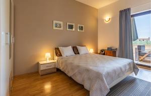 ein Schlafzimmer mit einem Bett und einem großen Fenster in der Unterkunft Lovely Apartment In Fazana With Wifi in Fažana