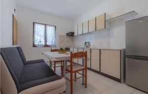 Kuchyň nebo kuchyňský kout v ubytování Beautiful Apartment In Sveti Filip I Jakov With Kitchen