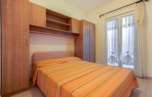 Postel nebo postele na pokoji v ubytování Beautiful Apartment In Sveti Filip I Jakov With Kitchen