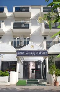 Hotel Ciondolo D'Oro في ريميني: محل تخرج تابع للفندق امام مبنى