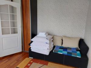 a black couch with a pile of towels on it at Ośrodek Wczasowy GAMA in Rewal +41 photos
