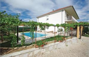 una casa con piscina y una valla con plantas en Gorgeous Apartment In Sestanovac With Wifi, en Šestanovac