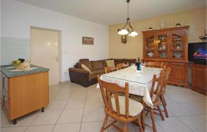 cocina y sala de estar con mesa y sofá en Gorgeous Apartment In Sestanovac With Wifi, en Šestanovac