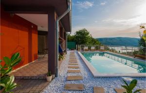 una piscina junto a una casa con montaña en Beautiful Home In Ricice With Lake View, en Kolovrati
