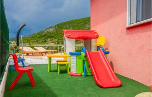un parque infantil con tobogán y una casa de juegos en Beautiful Home In Ricice With Lake View, en Kolovrati
