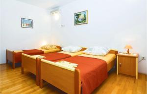 Habitación con 2 camas en una habitación en Lovely Apartment In Omis With Kitchenette, en Omiš
