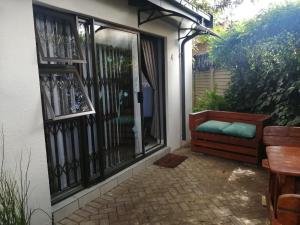 Roxy's Rest Guest House的阳台或露台