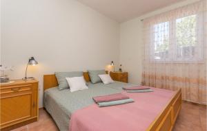 um quarto com uma cama com duas toalhas em 2 Bedroom Pet Friendly Apartment In Pakostane em Pakoštane