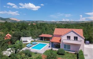 Nice Home In Dugopolje With Jacuzzi, Wifi And Heated Swimming Pool tesisinin kuş bakışı görünümü