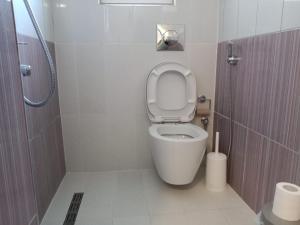 a bathroom with a toilet with the lid up at Holiday Home Ali in Piqeras +21 photos