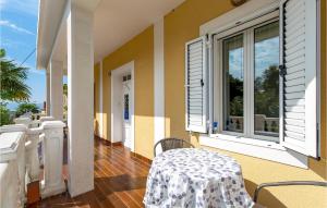 Balkoni atau teres di 1 Bedroom Gorgeous Apartment In Omisalj +15 gambar