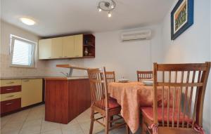 Kuchyňa alebo kuchynka v ubytovaní Apartment P, Porta I