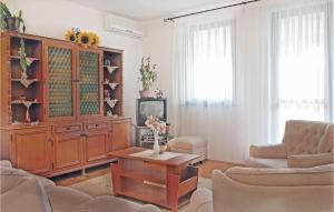 ein Wohnzimmer mit einem TV, einem Sofa und einem Tisch in der Unterkunft Amazing Apartment In Stinjan With House Sea View in Štinjan