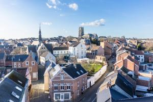 une vue aérienne d'une ville avec des bâtiments dans l'établissement Gallo Appartement & Duplex Tongeren centrum, à Tongres