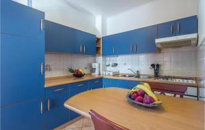 A kitchen or kitchenette at Nice Home In Livaki With Kitchen