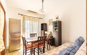 eine Küche und ein Esszimmer mit einem Tisch und Stühlen in der Unterkunft 2 Bedroom Pet Friendly Apartment In Orebic in Orebić