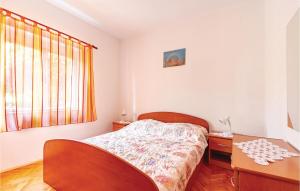 Schlafzimmer mit einem Bett, einem Schreibtisch und einem Fenster in der Unterkunft 2 Bedroom Pet Friendly Apartment In Orebic in Orebić