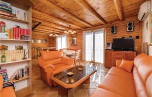 ein Wohnzimmer mit einem Sofa und einem Tisch in der Unterkunft Cozy Home In Jastrebarsko With House A Panoramic View in Jastrebarsko