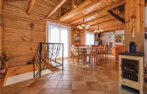 eine Küche und ein Esszimmer mit einem Tisch und Stühlen in der Unterkunft Cozy Home In Jastrebarsko With House A Panoramic View in Jastrebarsko