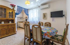 a room with a table and chairs and a kitchen at Awesome Apartment In Fazana With 3 Bedrooms And Wifi in Fažana