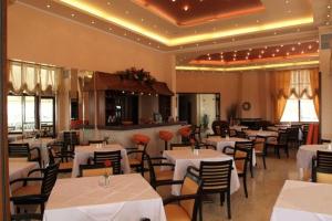 Reštaurácia alebo iné gastronomické zariadenie v ubytovaní Bell Air Hotel