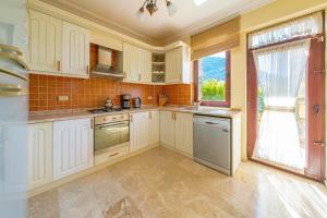 A kitchen or kitchenette at VILLA AYCHiN