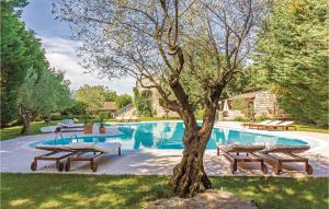 貝爾的住宿－Nice Home In Bale With House A Panoramic View，院子里有树的游泳池