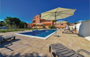 A piscina localizada em 1 Bedroom Nice Apartment In Privlaka ou nos arredores