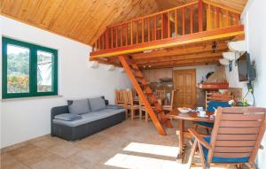 ein Wohnzimmer mit einem Sofa und einem Loft in der Unterkunft 1 Bedroom Awesome Home In Postira in Postira