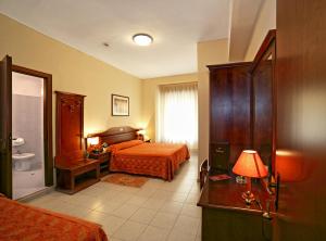 Posteľ alebo postele v izbe v ubytovaní Hotel Pavone + 33 fotografií