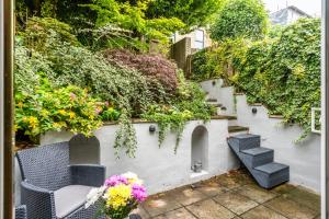 un grupo de escaleras con plantas y flores en Stunning 4 Bedroom House in Central Bath, en Bath