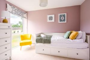 מיטה או מיטות בחדר ב-Stunning 4 Bedroom House in Central Bath