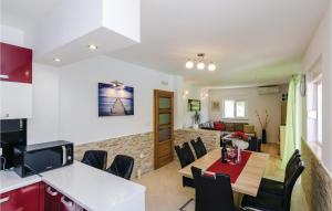 Gallery image of Amazing Home In Ston With 3 Bedrooms, Wifi And Outdoor Swimming Pool in Ston