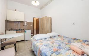 una camera con un grande letto e una cucina di Cozy Apartment In Sveti Juraj With Wifi a Sveti Juraj