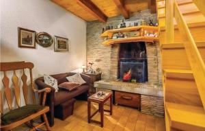 salon z kanapą i kominkiem w obiekcie One-Bedroom Holiday Home In Bartici w mieście Barbići