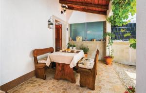 drewniany stół i krzesła w pokoju ze stołem i oknem w obiekcie One-Bedroom Holiday Home In Bartici w mieście Barbići +21 zdjęć