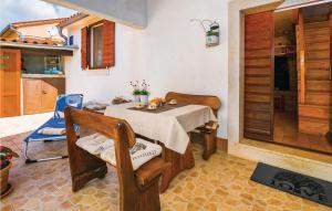 jadalnia ze stołem i krzesłami w obiekcie One-Bedroom Holiday Home In Bartici w mieście Barbići