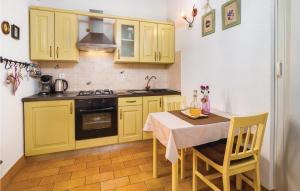 Kuchnia lub aneks kuchenny w obiekcie One-Bedroom Holiday Home In Bartici