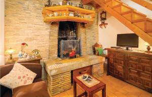 Telewizja i/lub zestaw kina domowego w obiekcie One-Bedroom Holiday Home In Bartici