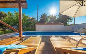 Bazén v ubytovaní Four-Bedroom Holiday Home In Vrsi alebo v jeho blízkosti