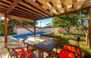 Bazén v ubytovaní Four-Bedroom Holiday Home In Vrsi alebo v jeho blízkosti