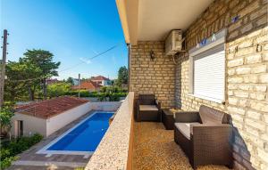 Bazén v ubytovaní Four-Bedroom Holiday Home In Vrsi alebo v jeho blízkosti + 29 fotografií