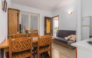 Posezení v ubytování Nice Apartment In Lovrecica With 2 Bedrooms And Wifi