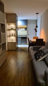 a living room with a couch and a table at Conforto e sofisticação à 500m da Vila Germânica in Blumenau