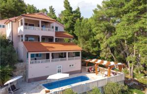 - une vue aérienne sur une maison avec une piscine dans l'établissement Gorgeous Apartment In Prizba With Outdoor Swimming Pool, à Prižba
