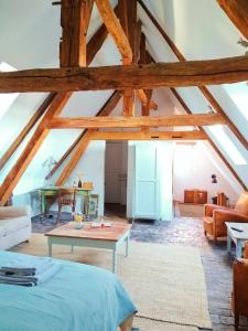 Cette chambre comprend un lit et une table. dans l'établissement Maison Séraphine - Guest house - Bed and Breakfast, à Laon