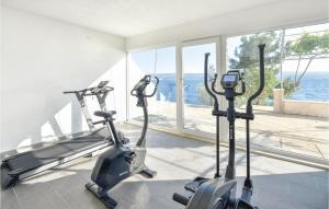 un gimnasio con dos cintas de correr y dos bicicletas estáticas en Cozy Apartment In Stanici With Kitchen, en Celina