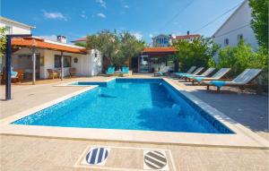 Kolam renang di atau dekat dengan Beautiful Home In Okrug Gornji With Outdoor Swimming Pool