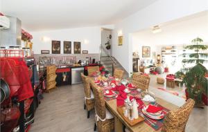 Ein Restaurant oder anderes Speiselokal in der Unterkunft Beautiful Home In Trogir With Kitchen 
